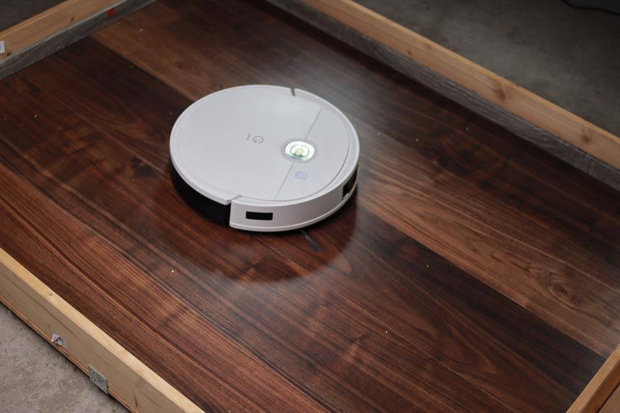 Yeedi Vac 2 Pro reinigt Haferflocken beim Saugtest auf dem Laminat 